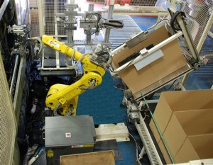 Промышленный робот FANUC выполняет задачу упаковки продукции в картонные коробки